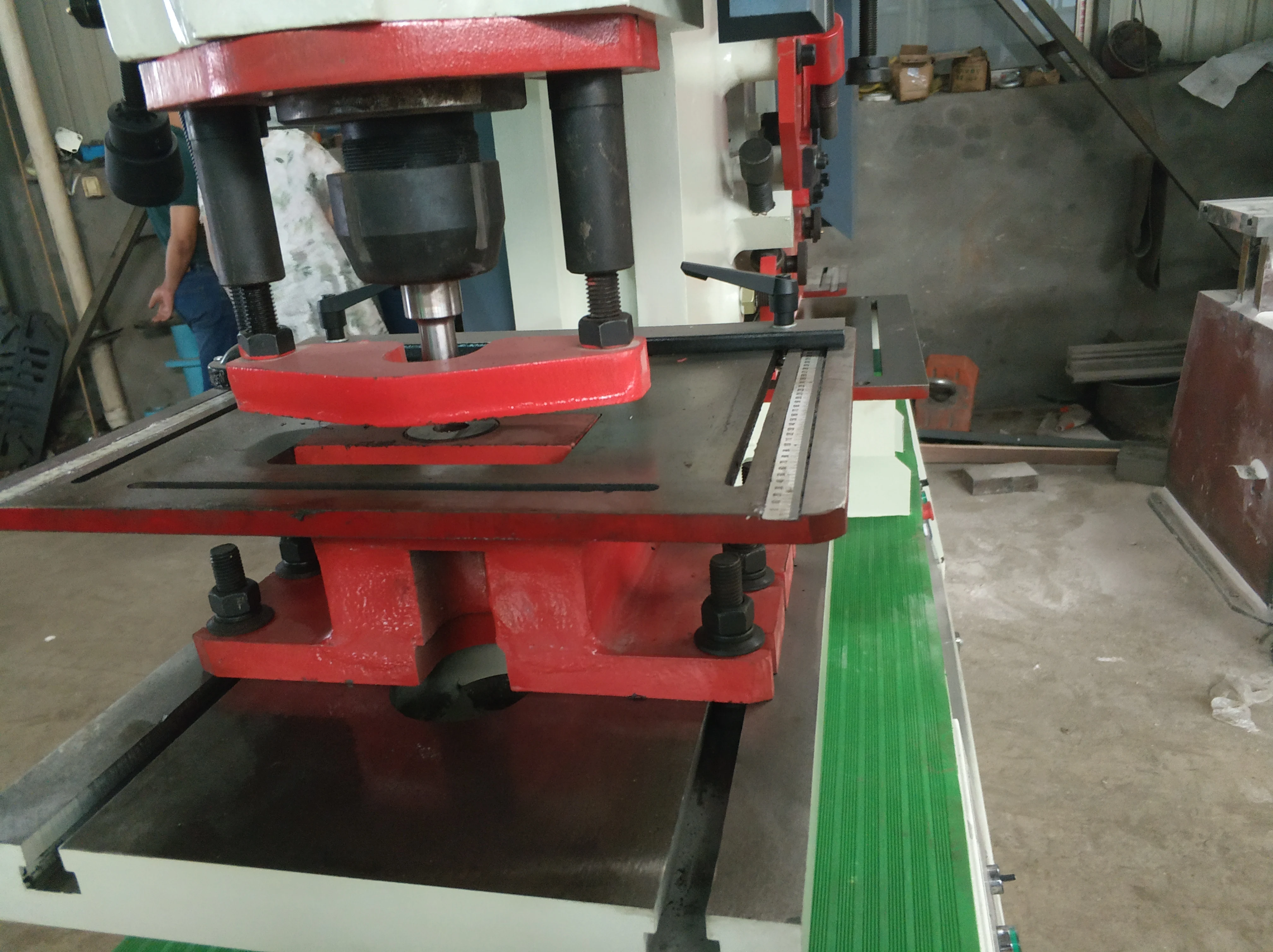 Китайский гидравлический пресс Q35Y-25 комбинированный штамповочный