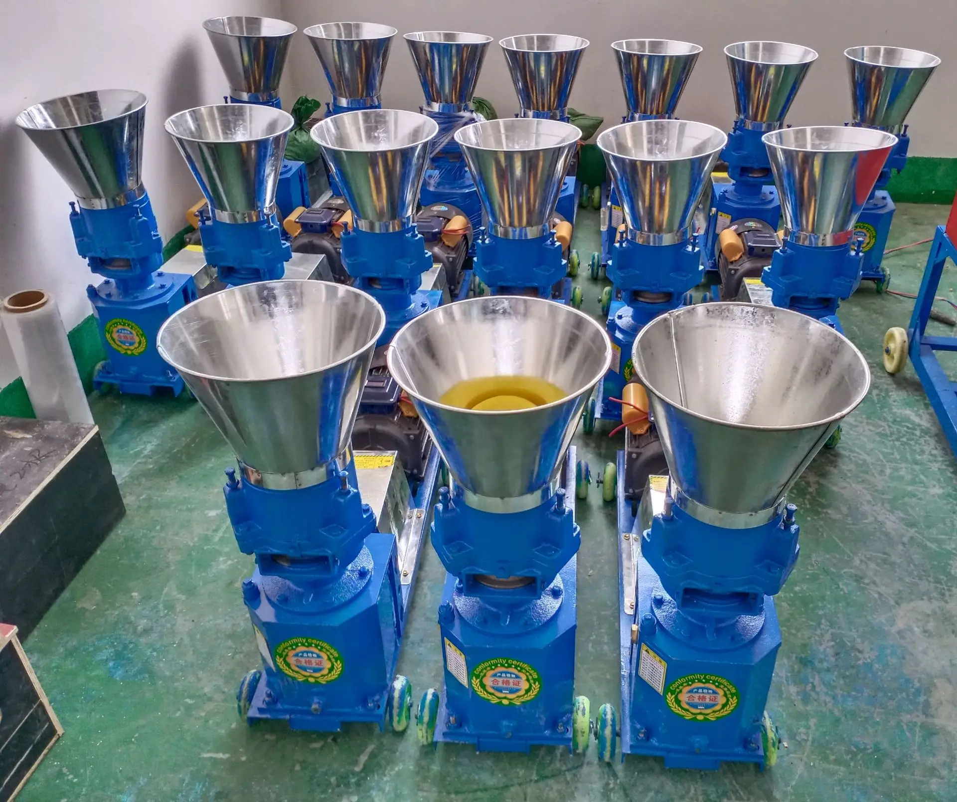 Supply chicken and duck feed pellet machine meat pigeon breeding feed pressing machine