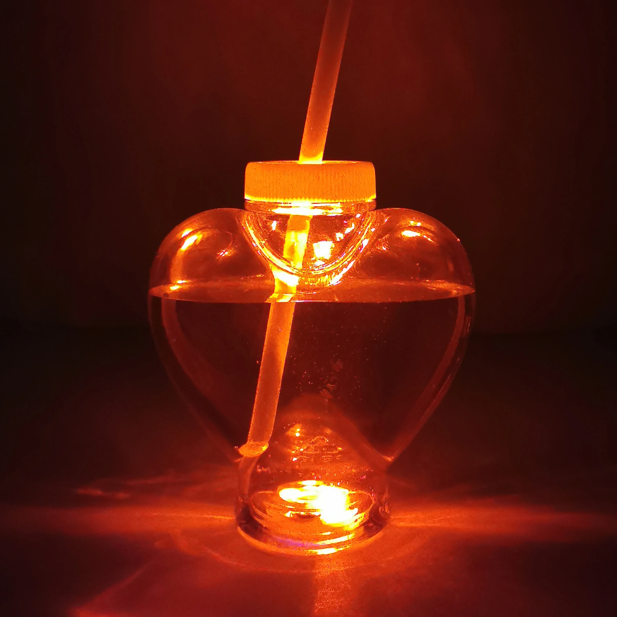Hot Sales Valentine Drinking Beverage Water Bottle  Custom Light Up Plastic heart Cups with straw