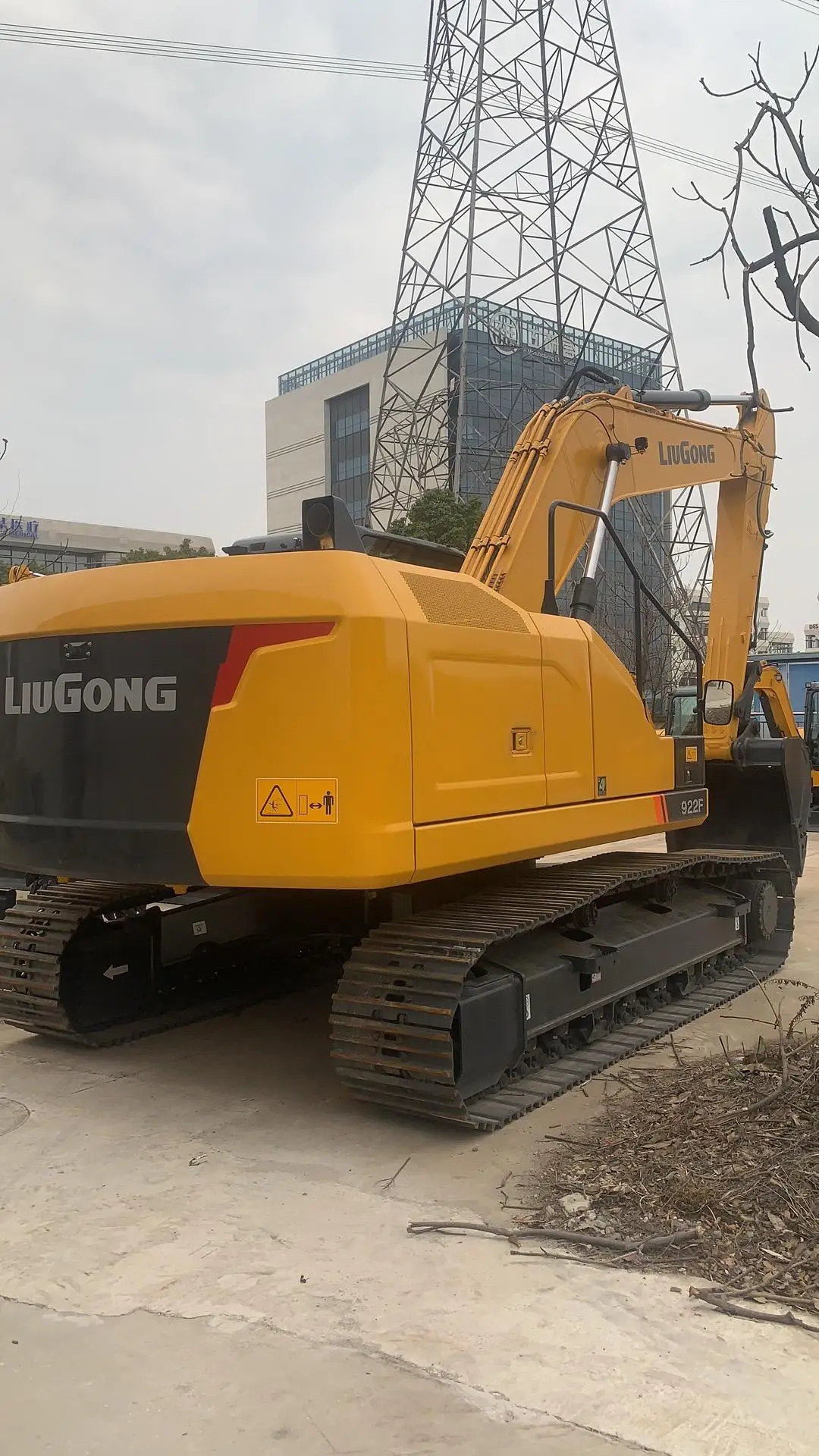 Powerful Performance: 922F Medium Excavator Offering 22 Tons of Force