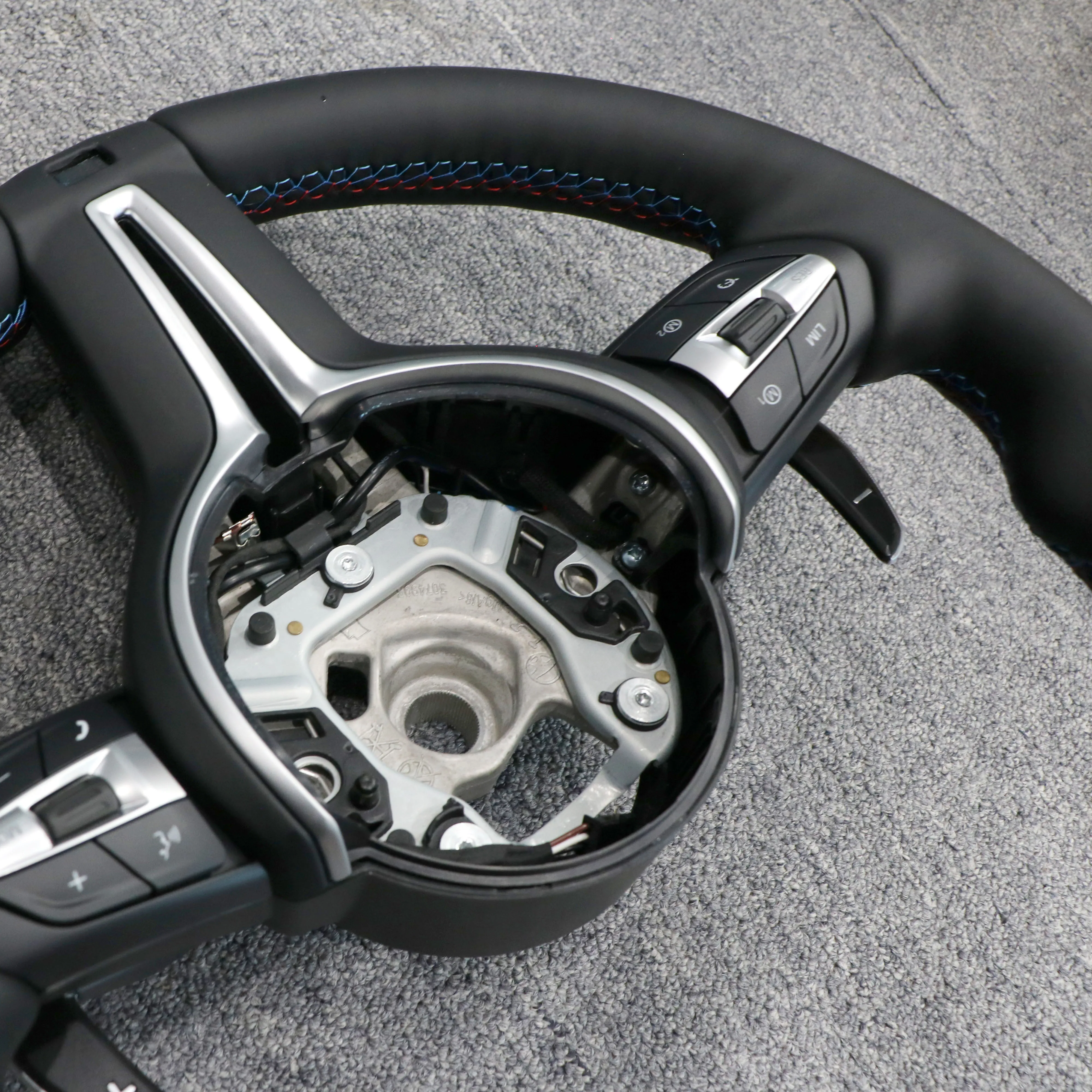 Кожаное рулевое колесо с логотипом для BMW f20 f22 f30 f32 f10 f39 f06 f12 f91 2 3 4 5 6 series по заводской цене