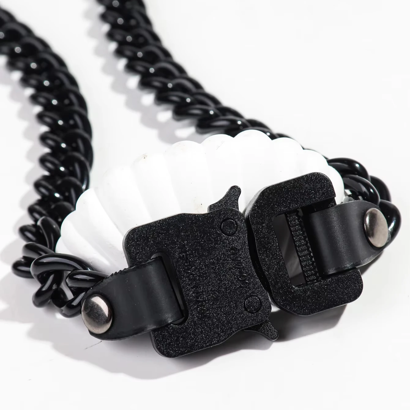 Hip Hop Classic Black Lock Can Open Buckle Necklace Cheap Black Color Acrylic Necklace For Men