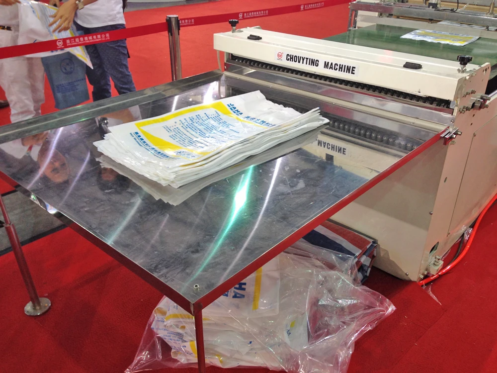 Система летающих ножей с нижней ластовицей, машина для горячего запечатывания и резки пакетов для изготовления сверхпрочных густых цементных пакетов