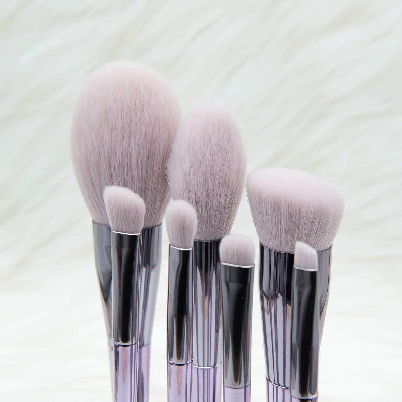 High Quality 7-Piece Lavender Essential Makeup Brush Set for Face Powder Foundation Concealer Eyeshadow Application with Pouch