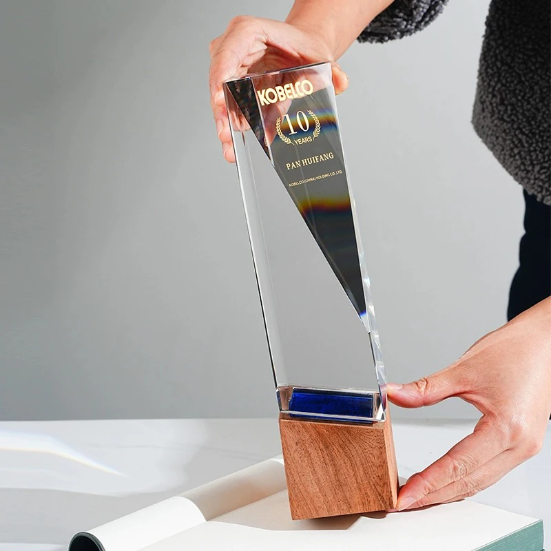 High Quality Wood Base Trophys Clear Crystal Glass Trophy Award With Laser Engraved Logo Letters Custom