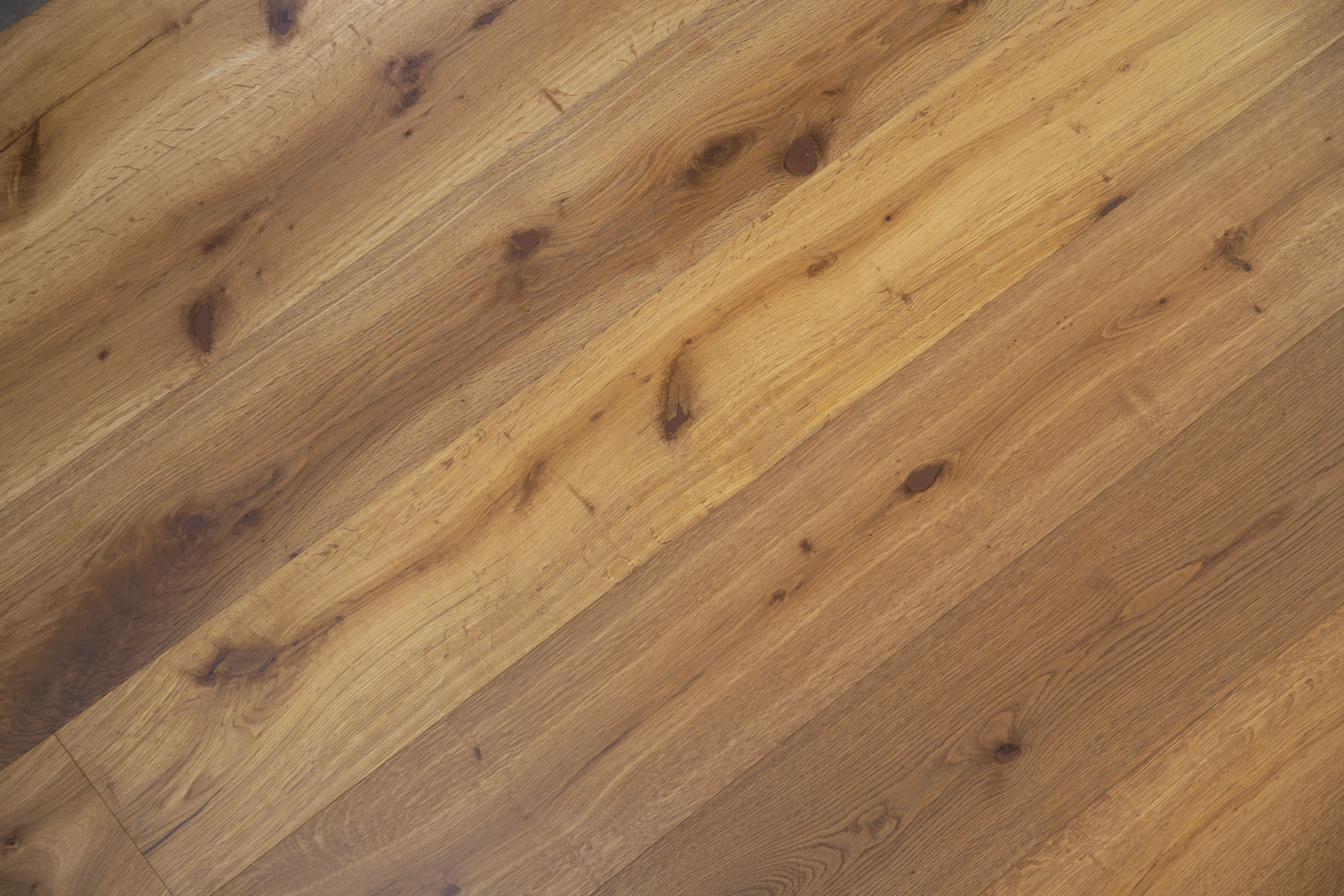 Villa/ hotel/ apartment  European white oak 3-layer engineered flooring 15/4*242*2210 saw cut Smoked Color Pine nut