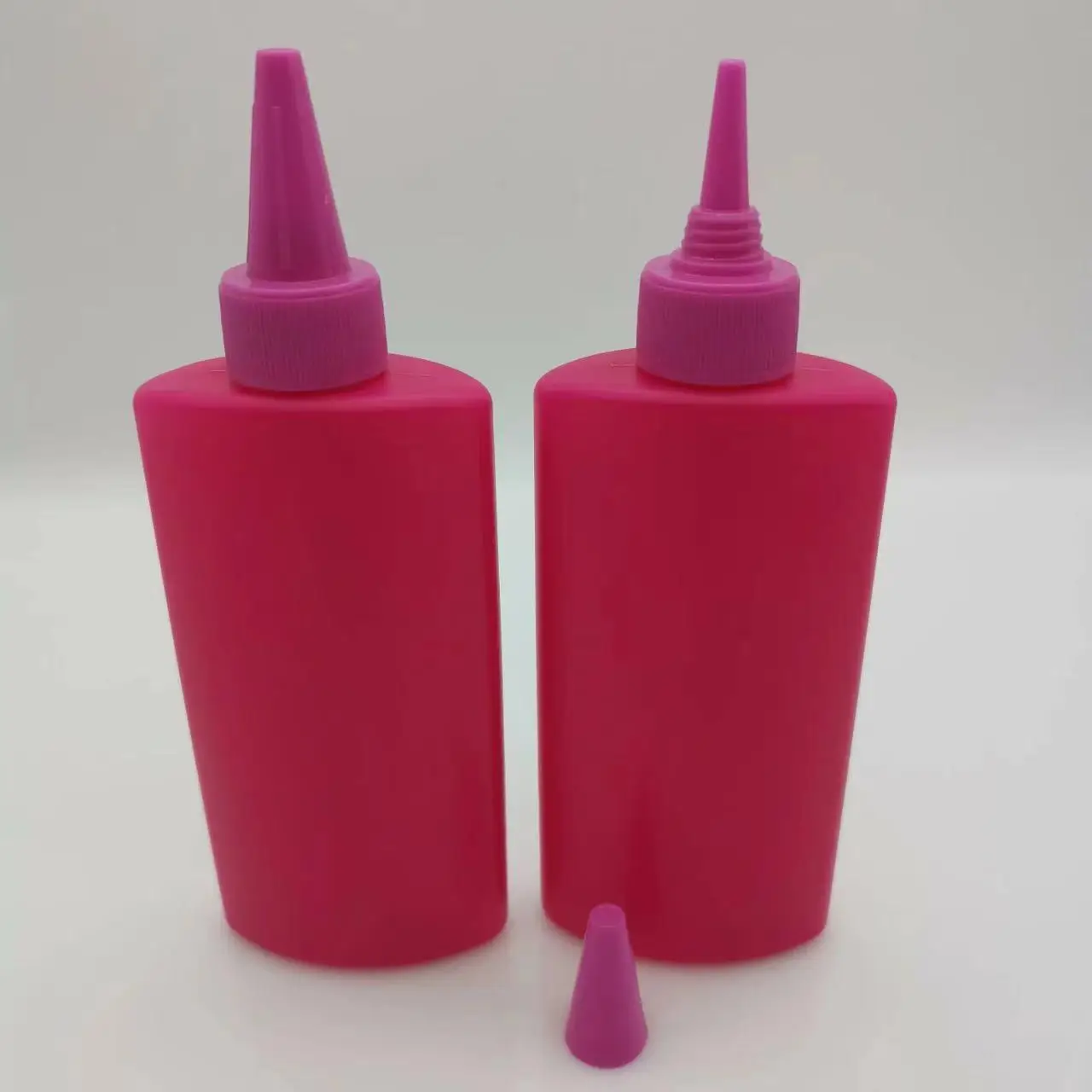 Plastic Squeeze Sauce Bottle Unique Pink 5 oz 150ml With Twist Cap HDPE