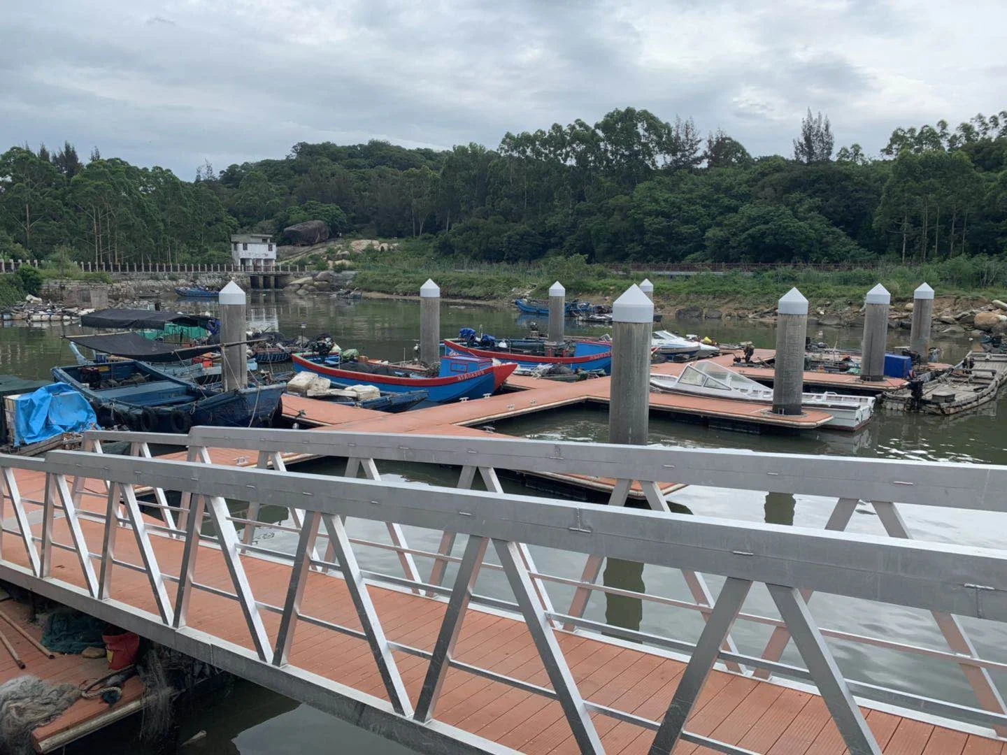New design Alloy Aluminum Frame 6061, Wpc Deck, and Pe Main material and Floating Dock Part Pontoon Boat Floats