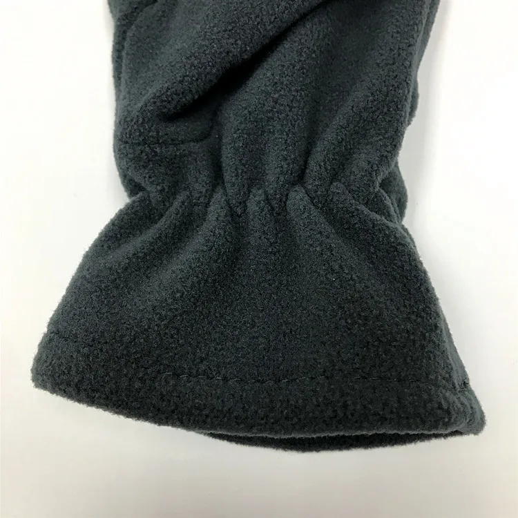 Оптовая продажа, черные изолированные Зимние флисовые перчатки унисекс с логотипом на заказ, сенсорный экран для мужчин и женщин.