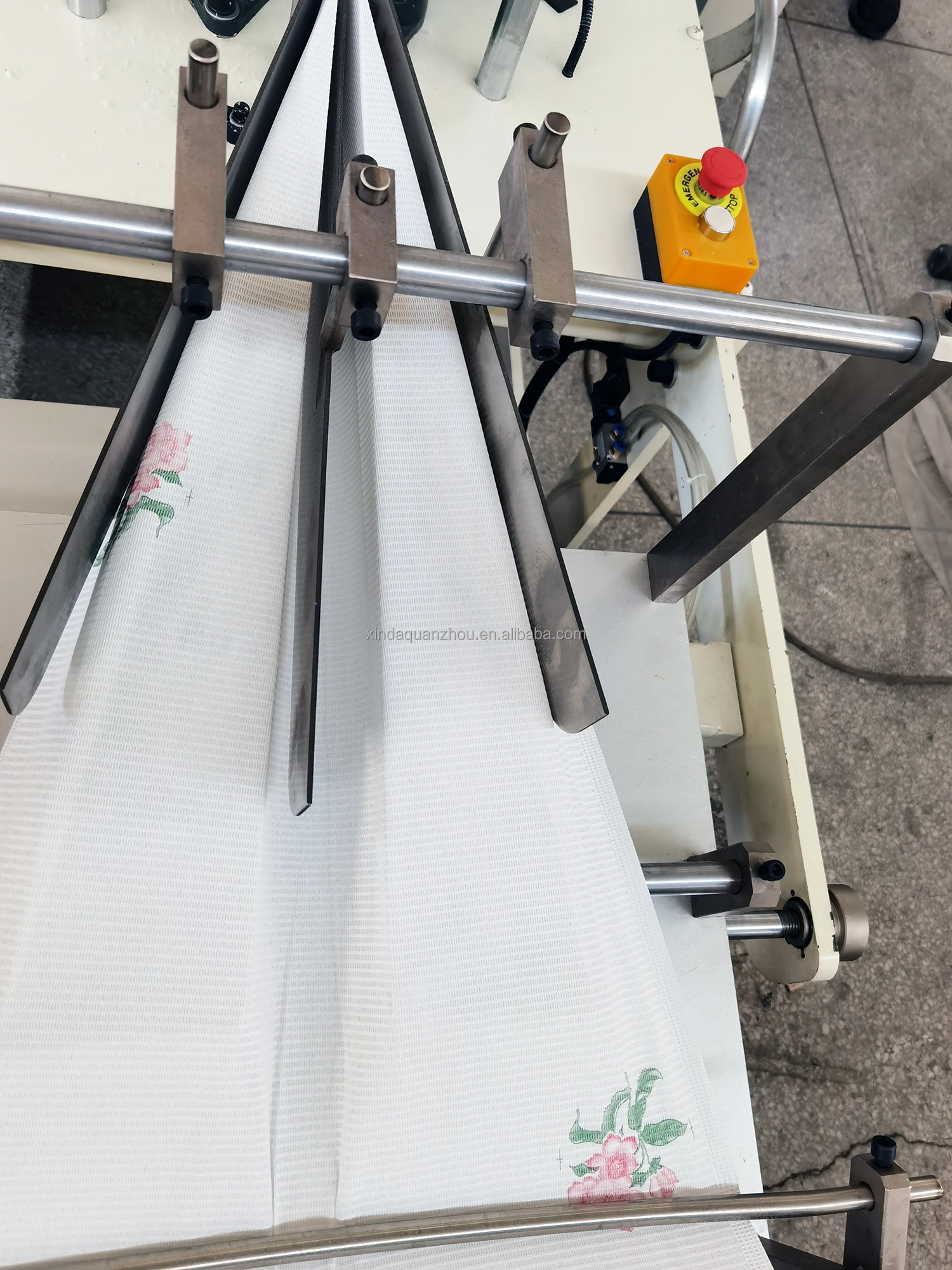 Plastic Medical Napkin Dental Bib Tissue Product Machine