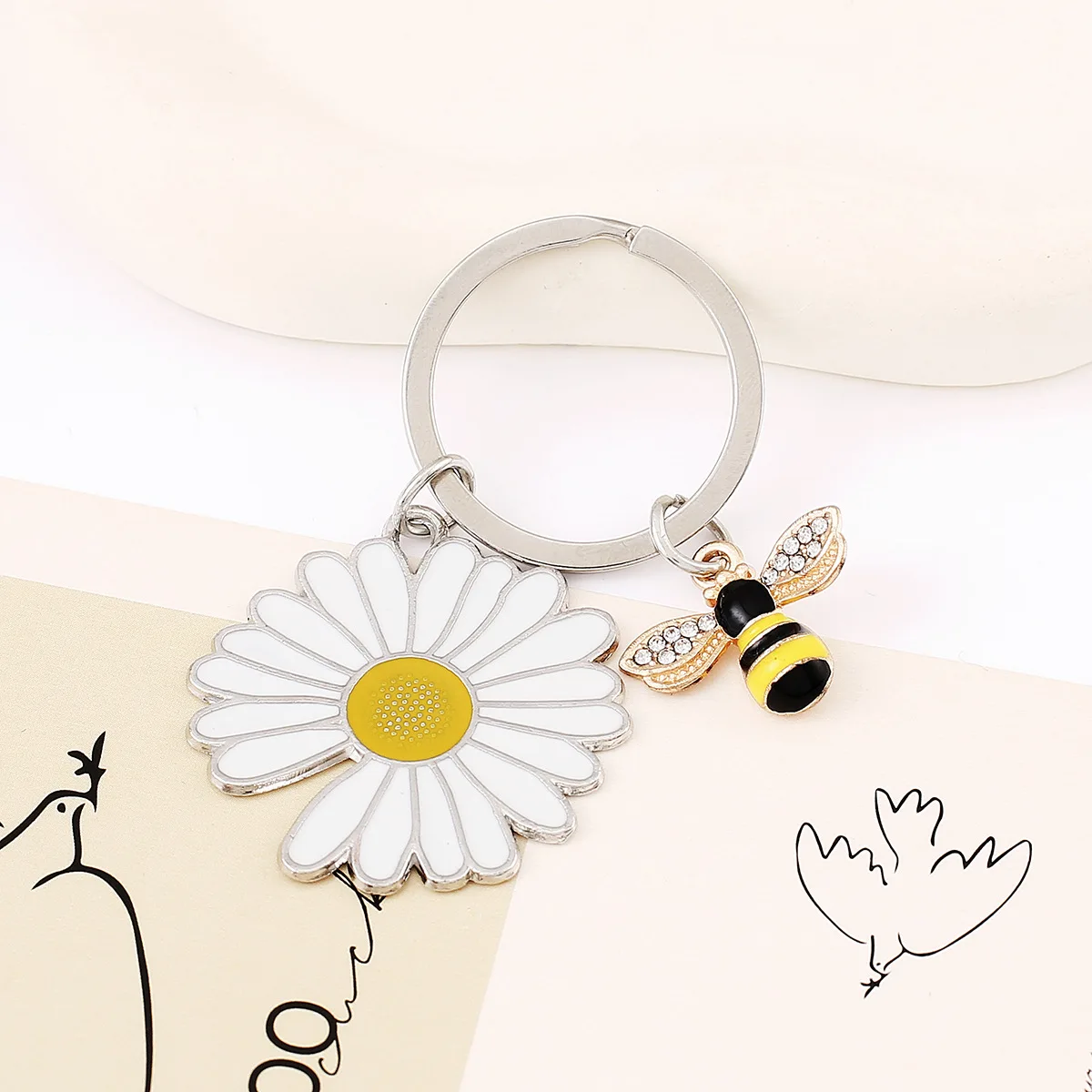 Lovely Key Bag Charms Keyring Metal Enamel Bee White Daisy Flower Keychain Accessory For Women