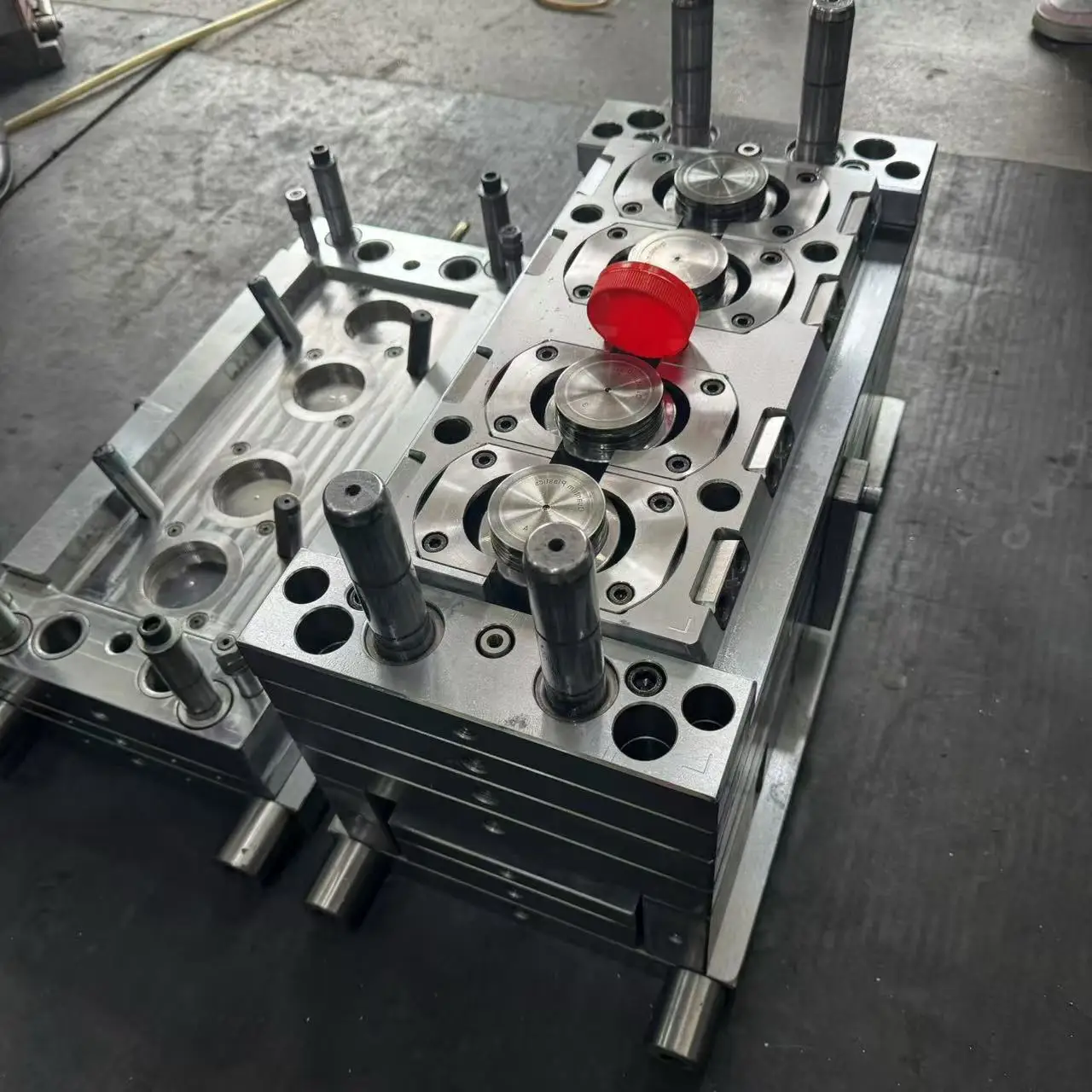 Injection mould makers plastic anti theft jar cap mould screw caps mold  manufacturer in zhejiang