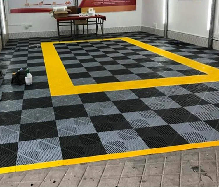 Напольная плитка для мытья автомобиля в гараже
