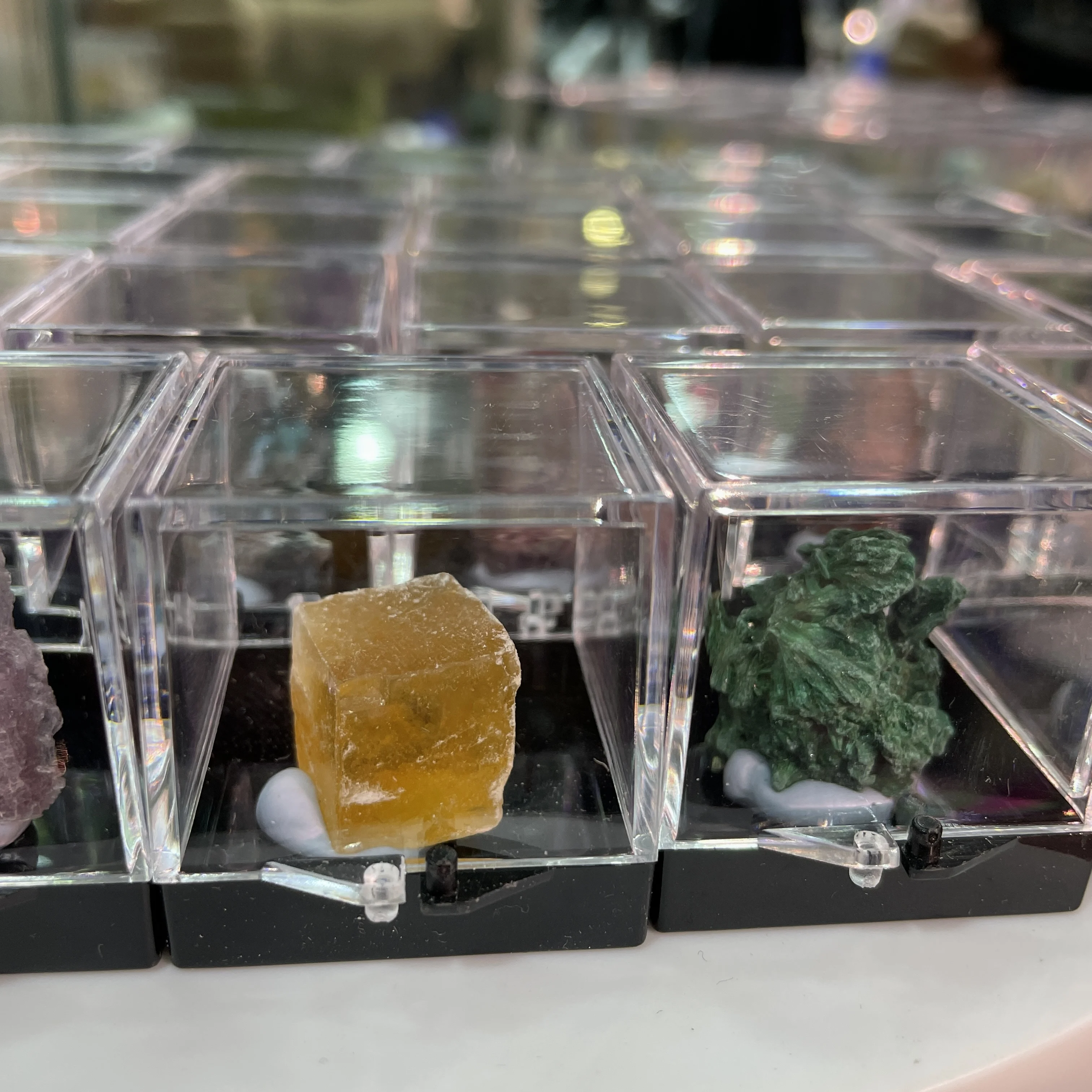 Wholesale Natural Crystal Mineral Specimen Healing Crystal Rough Stone Gravel  In The Box