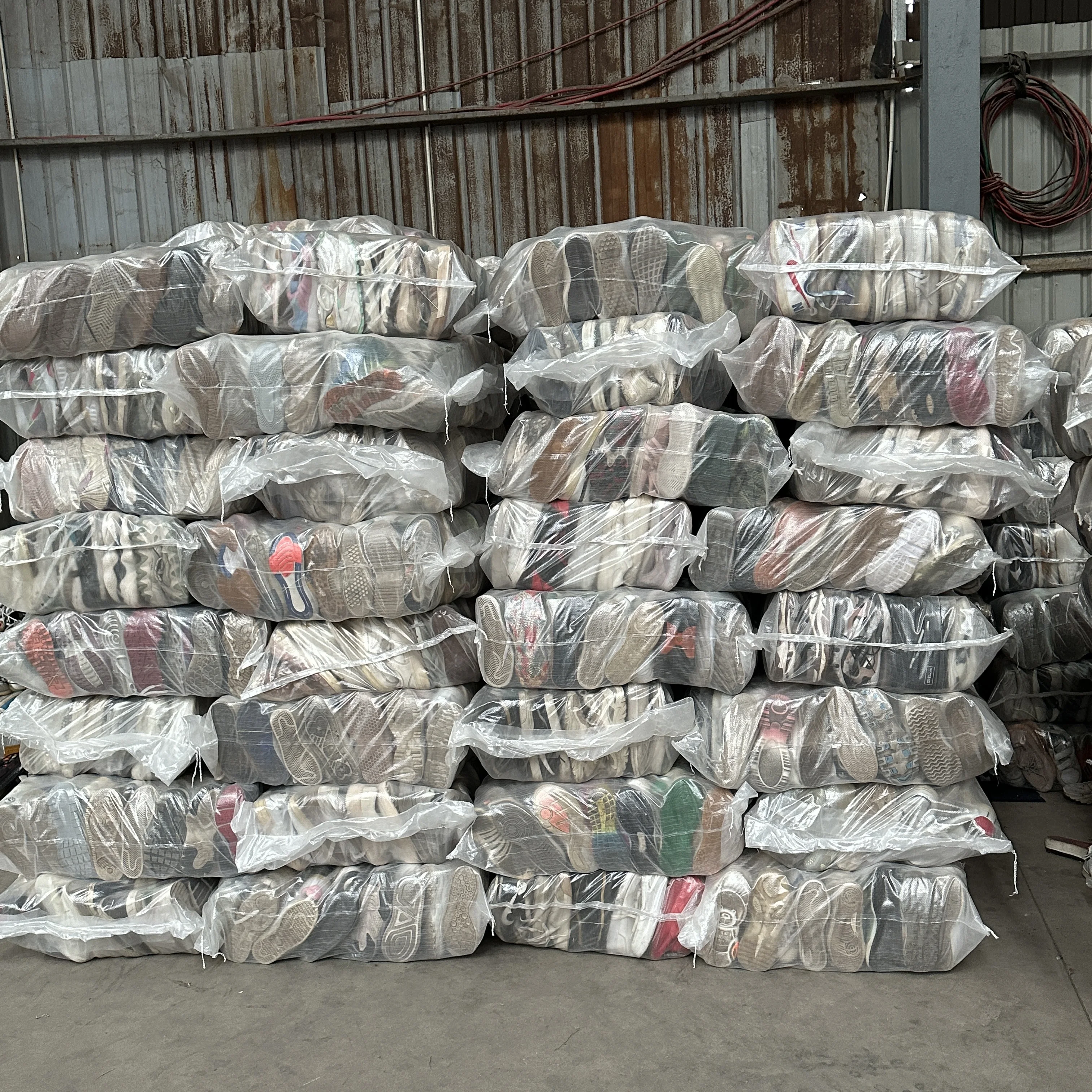 China ukay ukay bales second hand men sports shoes bundle used shoes supplier men running shoes