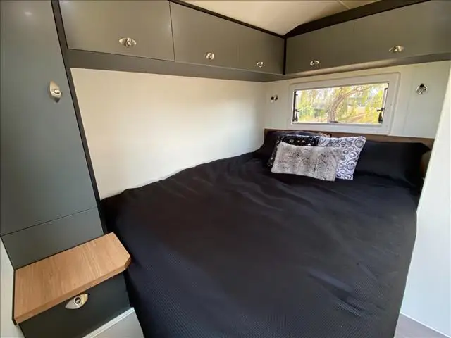 
Half ton basic rv motorhome caravan camper toy hauler with 6 full bathrooms 