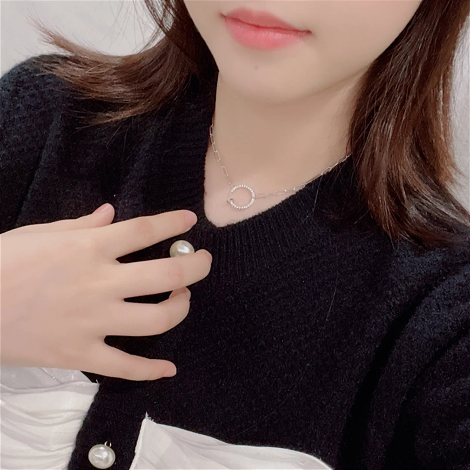 2023 New jewelry geometric letter Pendant necklace women Minority design sense of light luxury simple clavicle chain wholesale