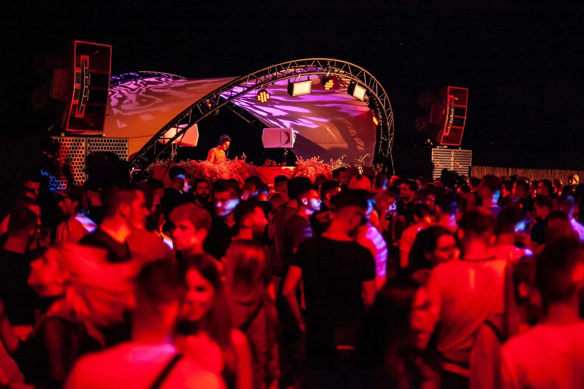 Aluminum arch round roof triangle truss stage display dj booth with canvas PVC white tent in Citadela Festival