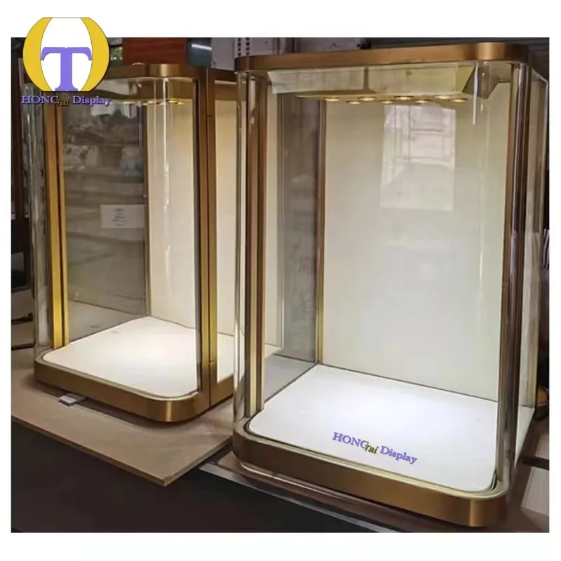 Металлическая витрина с кристаллами золотая бижутерия