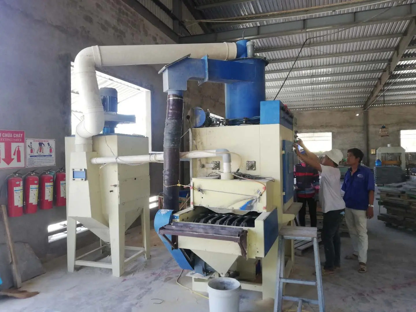 2023 Low Cost Large Productivity Automatic Sand Blasting Machine /Sandblaster
