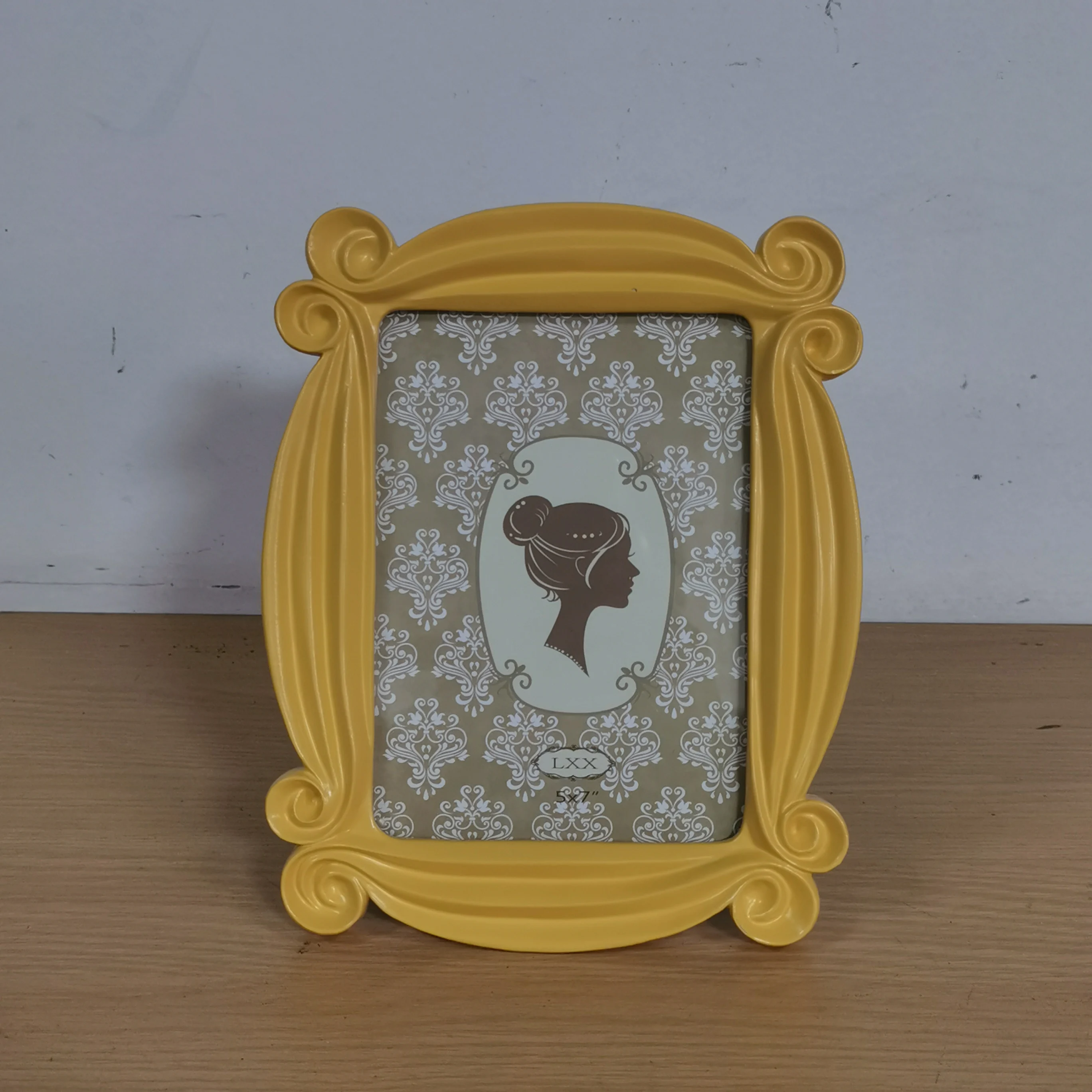 Golden photo frame, resin material suitable for home decoration to attract the eye of the public