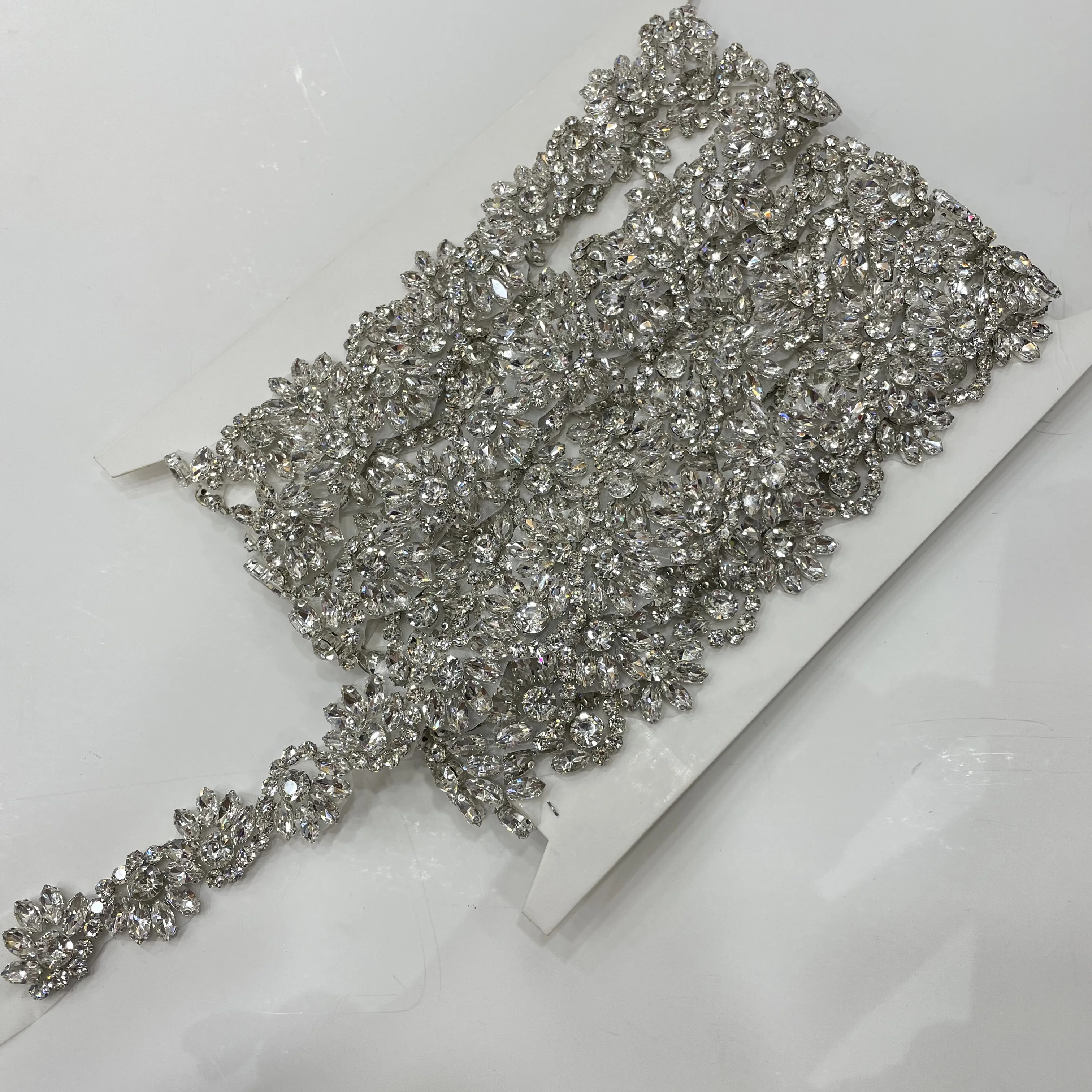 HC-25418 Hechun new high quality crystal clear handmade hot fix rhinetsone trim