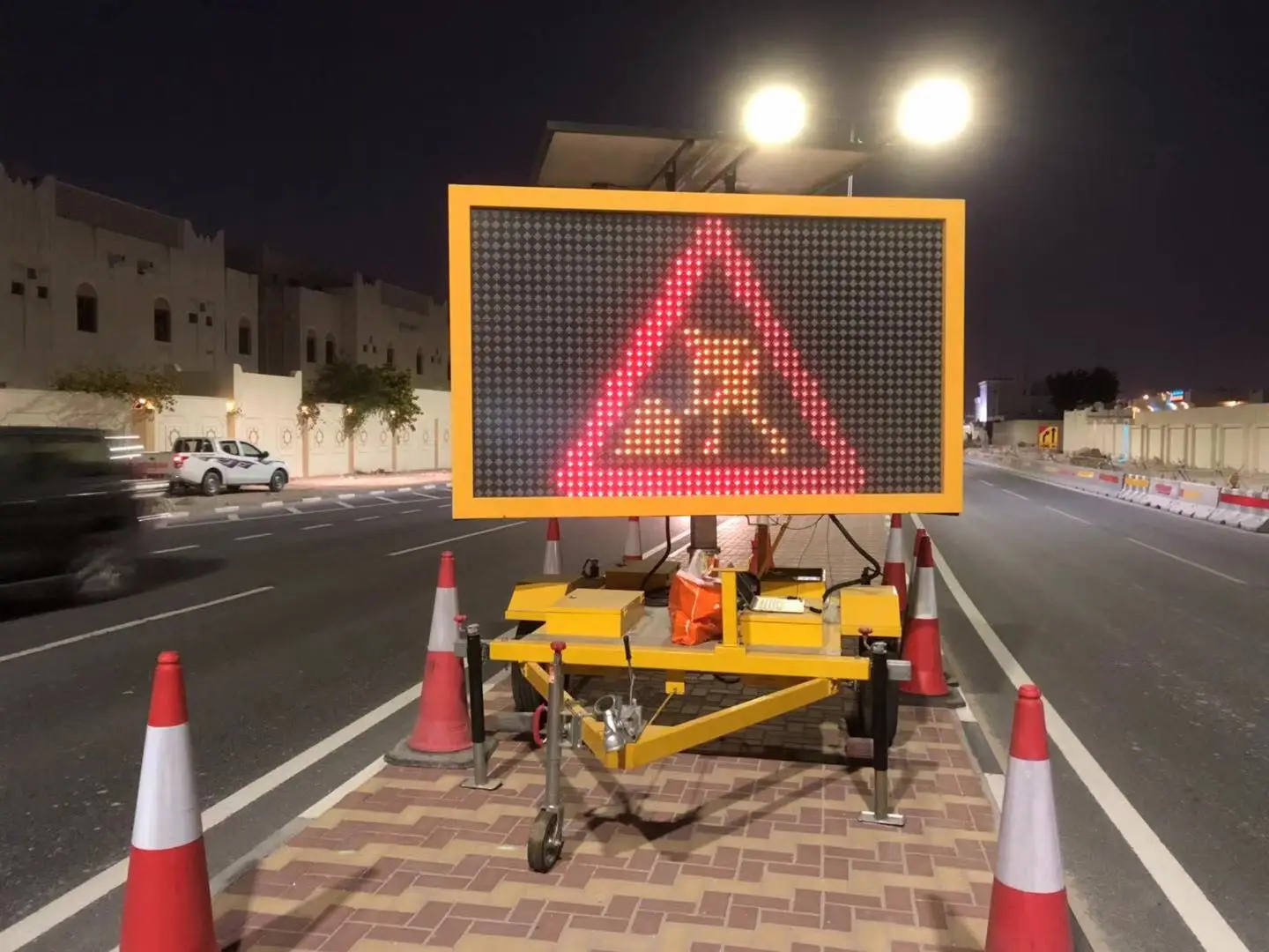 P16mm Mobile Variable message sign EN12966 trailer message boards solar trailer sign portable trailer LED sign