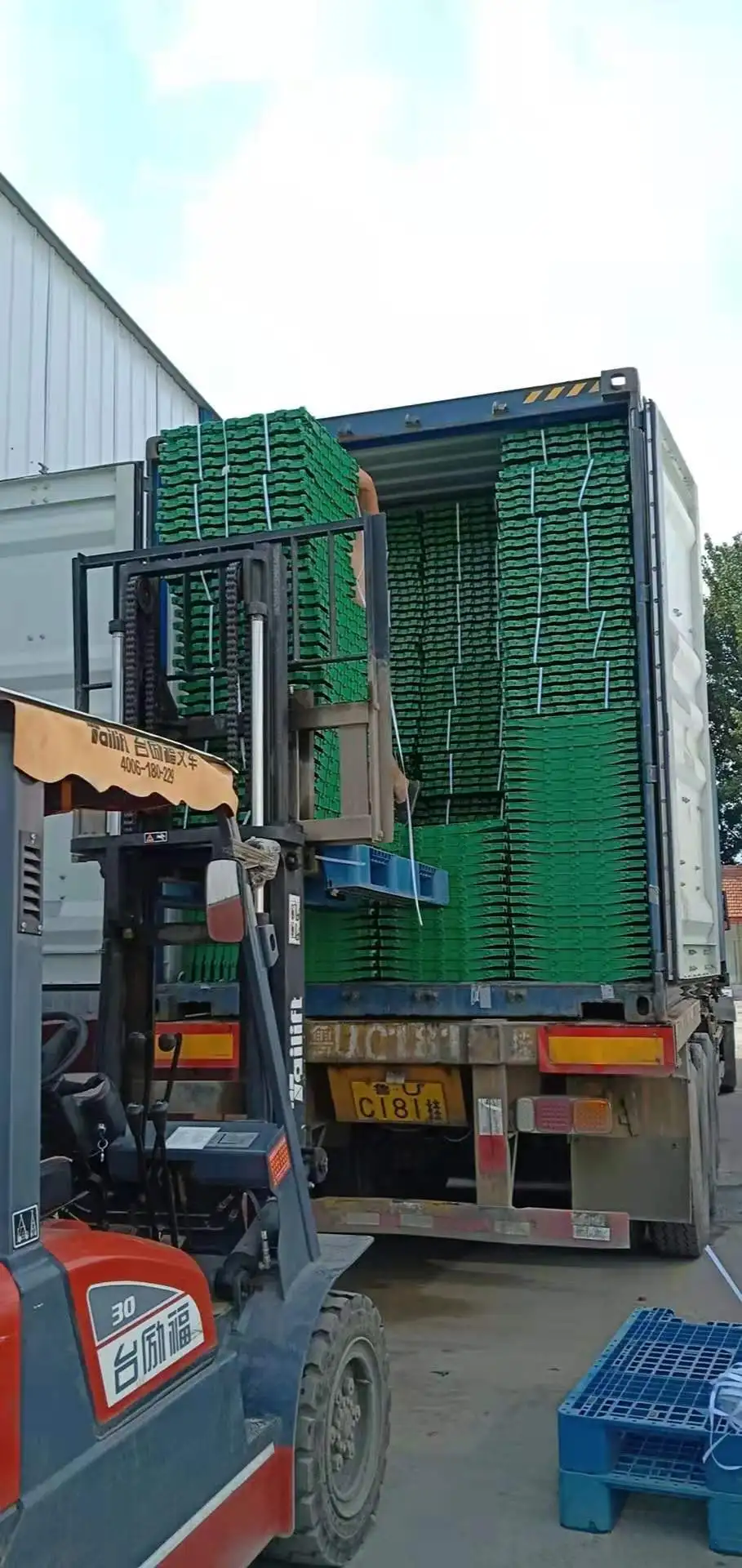 easy to install and clean slat floor for pigs Durable Plastic Slatted Floor for Piglet Used for Pig Farm Equipment