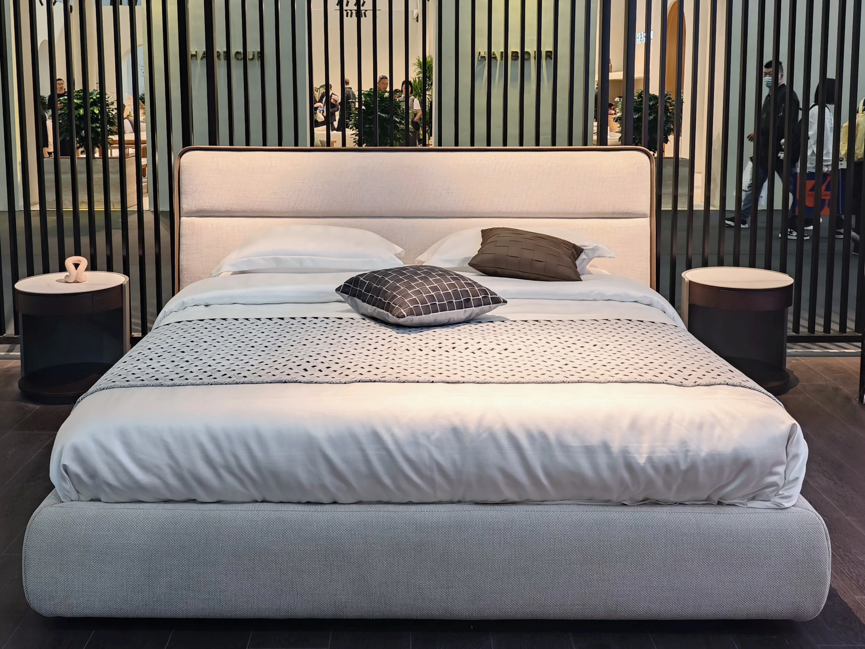 Gainsville 2024 New Design Up-holstered Beds Modern Bedframe With Saddle Leather High Quality Fabric