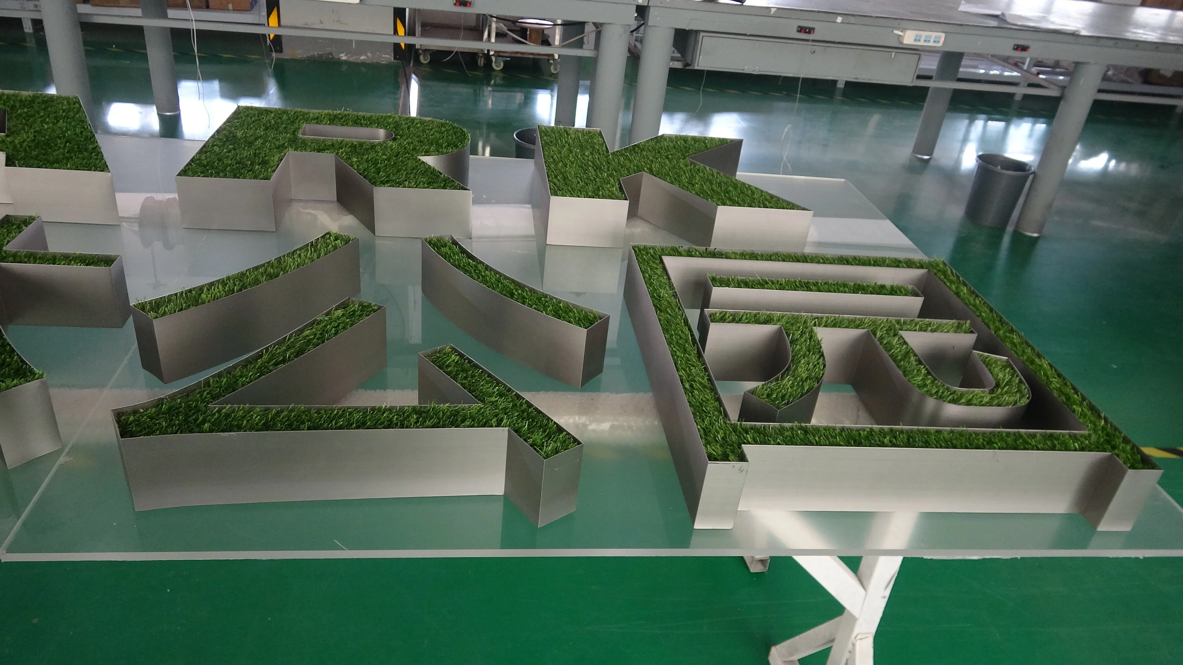 
Custom Outdoor Programmable Brushed Metal Business Signage for Avertisement 