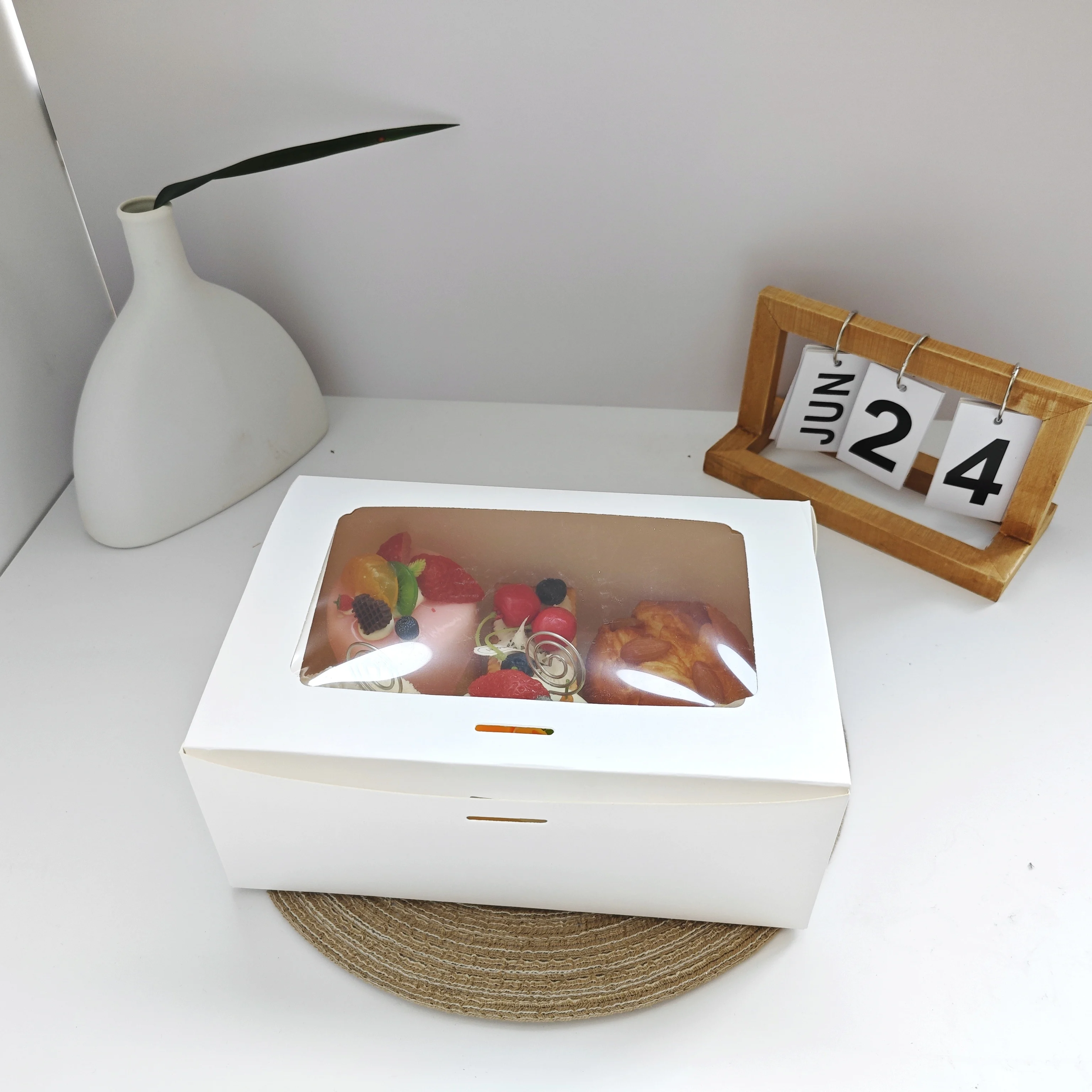 Коробка для выпечки тортов 12x12x6 с прозрачным окном Настраиваемые папки картона пищевых продуктов золотой фольги и тиснения варианты печати