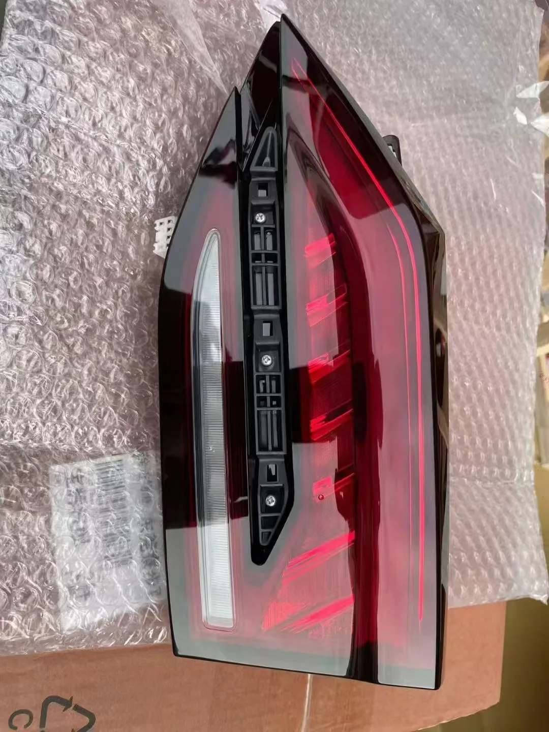 2024 Professional Manufacturing Cheap Wheel Hub for Volkswagen Rear Tail Light Original Lixiang Zeeker New Energy Vehicles