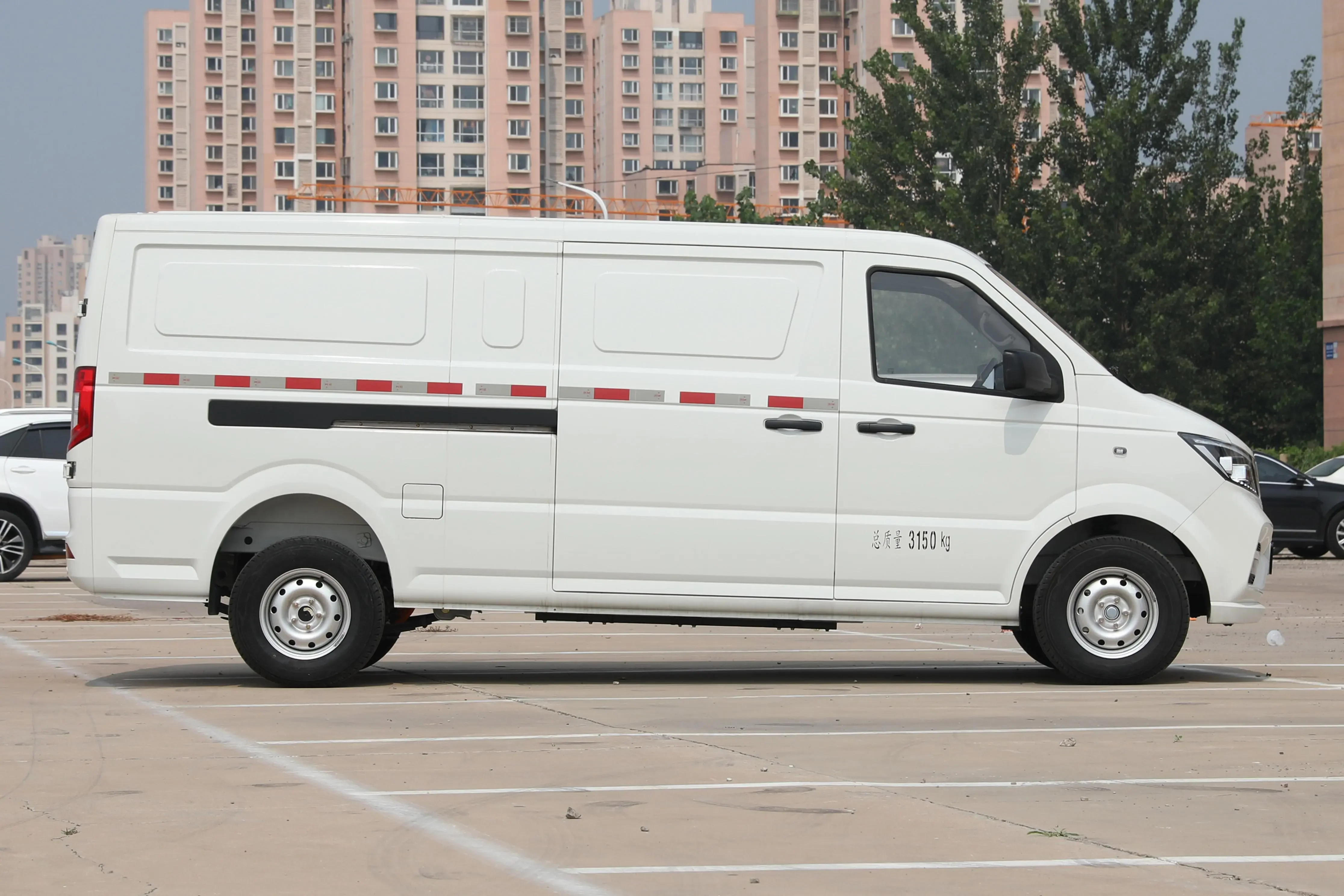 Urban Delivery Cargo Van All-Electric 2 Seats 41.86kWh Logistic Express Transportation Van Remarkable Payload and Cargo Space