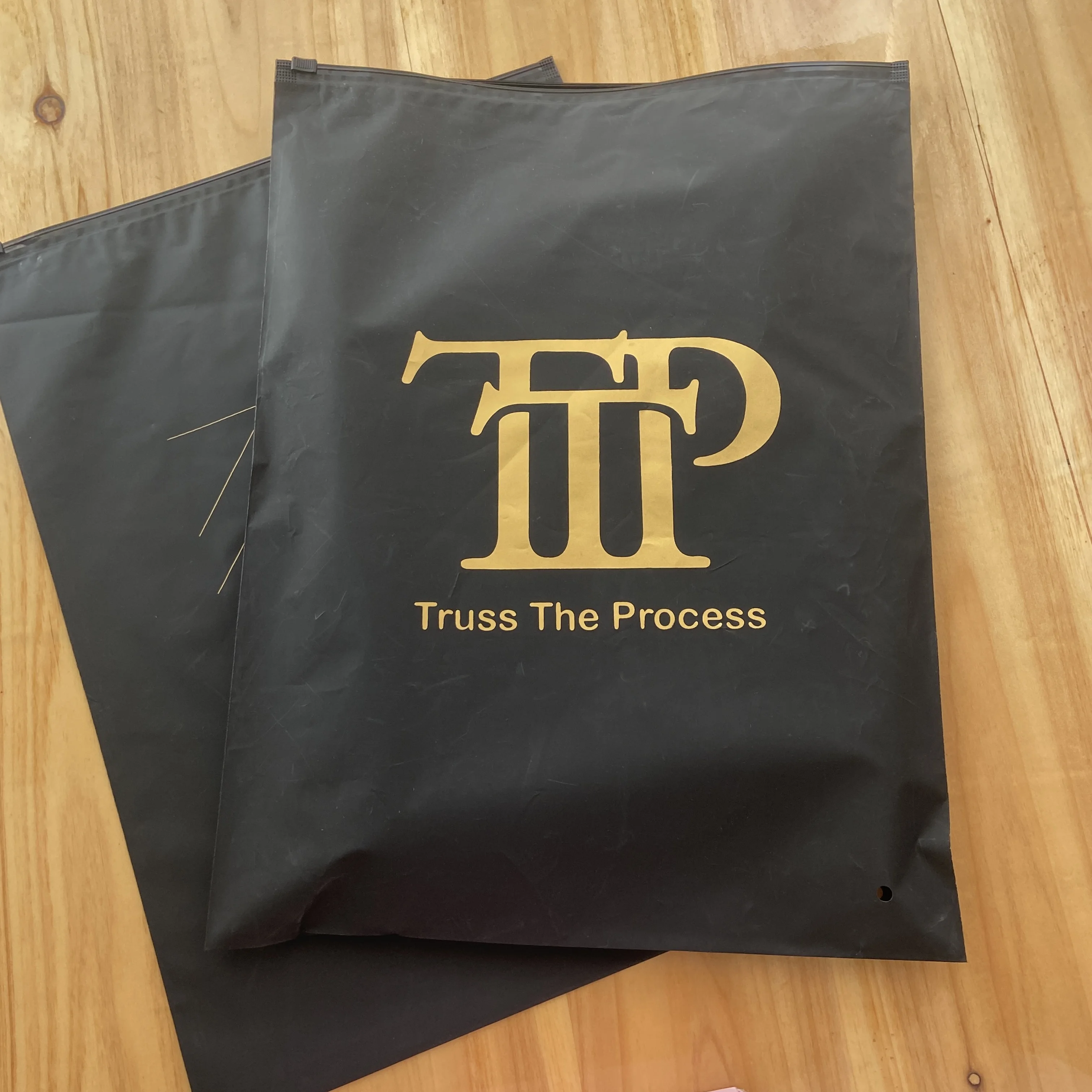 Custom Colors Reusable Plastic Frosted Zipper Durable Packing Bag Leakproof Ziplock Bag  Packaging For Clothing