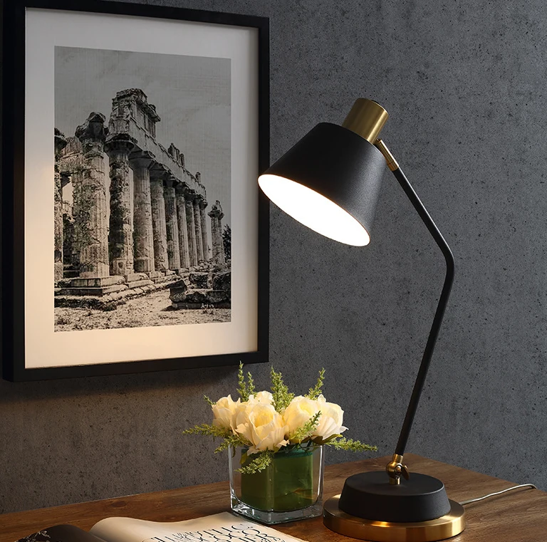 Nordic Style Black And White Modern Artistic  Home Decor Lamp Metal Table Lamp