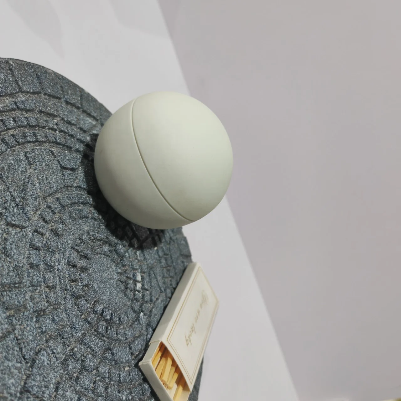 Christmas Cylinder Ceramic Aura Soy Candle Vessel Ball Shape Porcelain Jar with Lid for Home Decoration