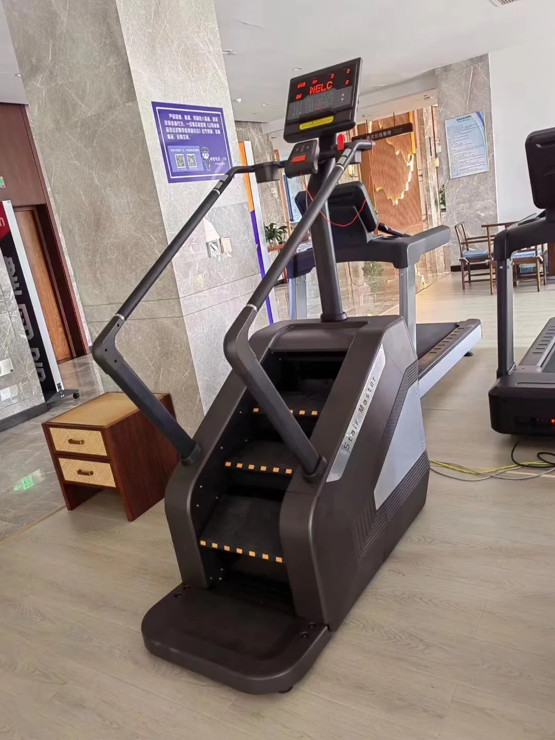 LAC081 High Quality Electric Stair Master Machine Fitness Equipment Powered Stair Climber Machine Commercial Gym Ladder