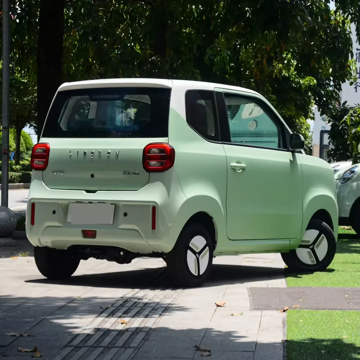 2024 High Speed New Energy Adult Four Wheel Mini Electric Car Vehicle Ling Bao uni ev cheapest 4 seater electric mini car