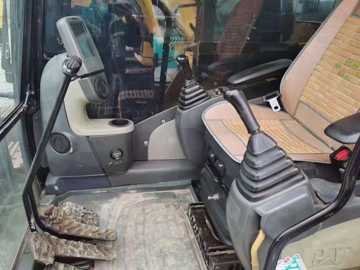 Used cat 340D2 heavy excavator Carter 336D2 and 345D2 hydraulic crawler excavators are used in the project.