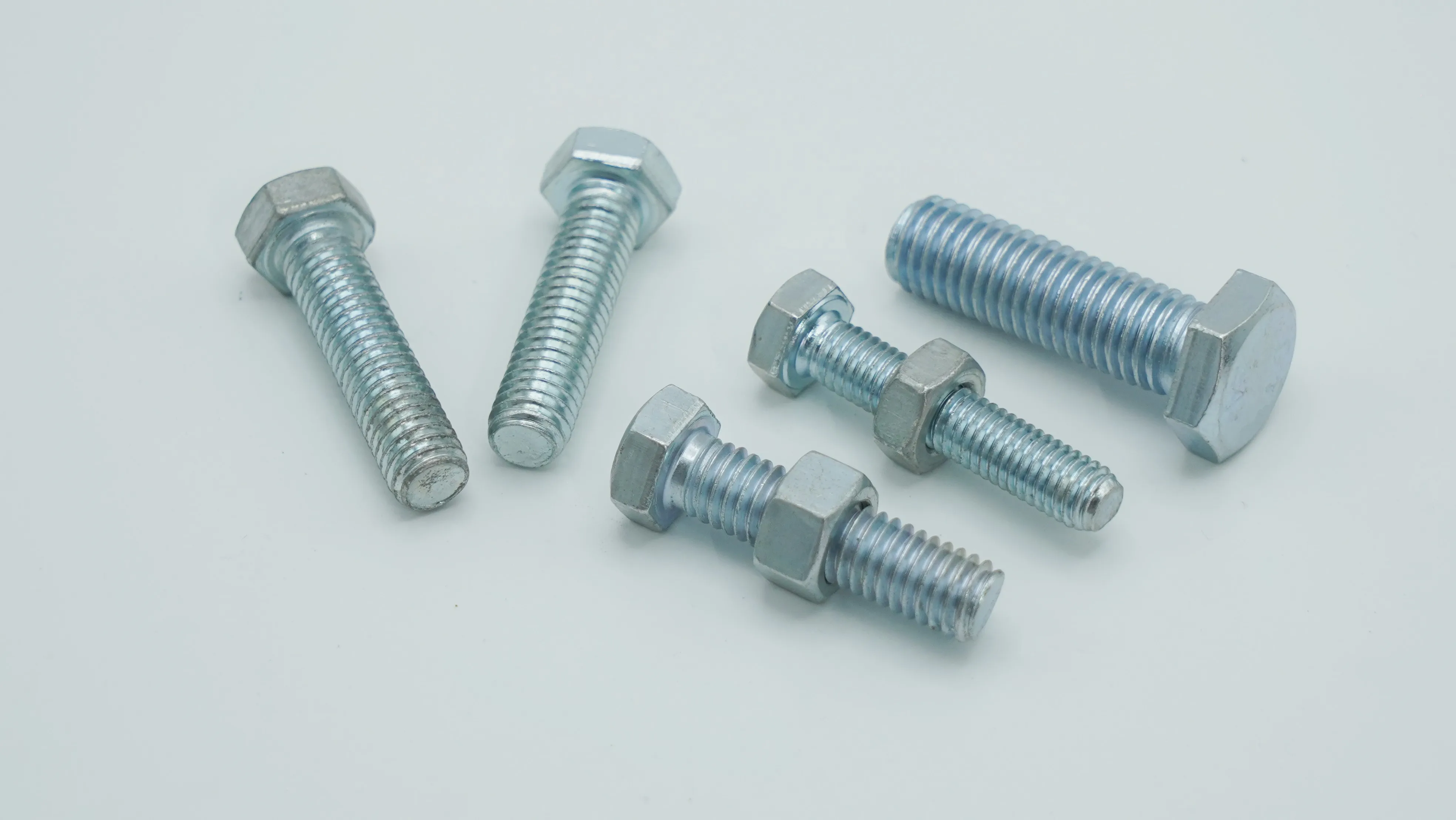 China Factory Fasteners sale 8.8 grade hexagonal bolt DIN931 M8 M16 M20 M22 Stainless Steel Hex Bolt and Galvanized Bolt