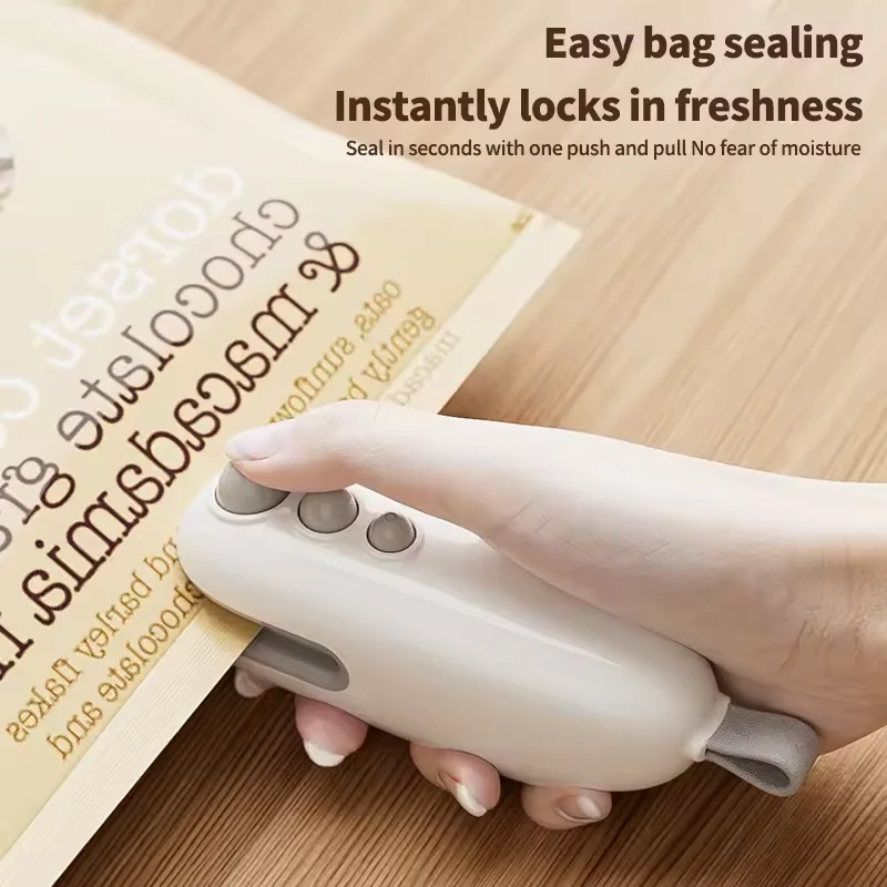 Hot Selling Portable Mini Sealing Clip Charging Small Snack Machine Household Food Plastic
