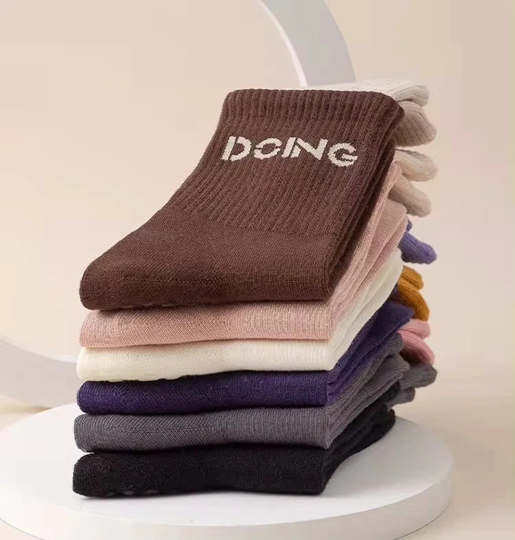 High Quality Custom Logo Anti Slip Fitness Yoga Socks Cotton Crew Sock Women Non-Slip Grip Sports Socks