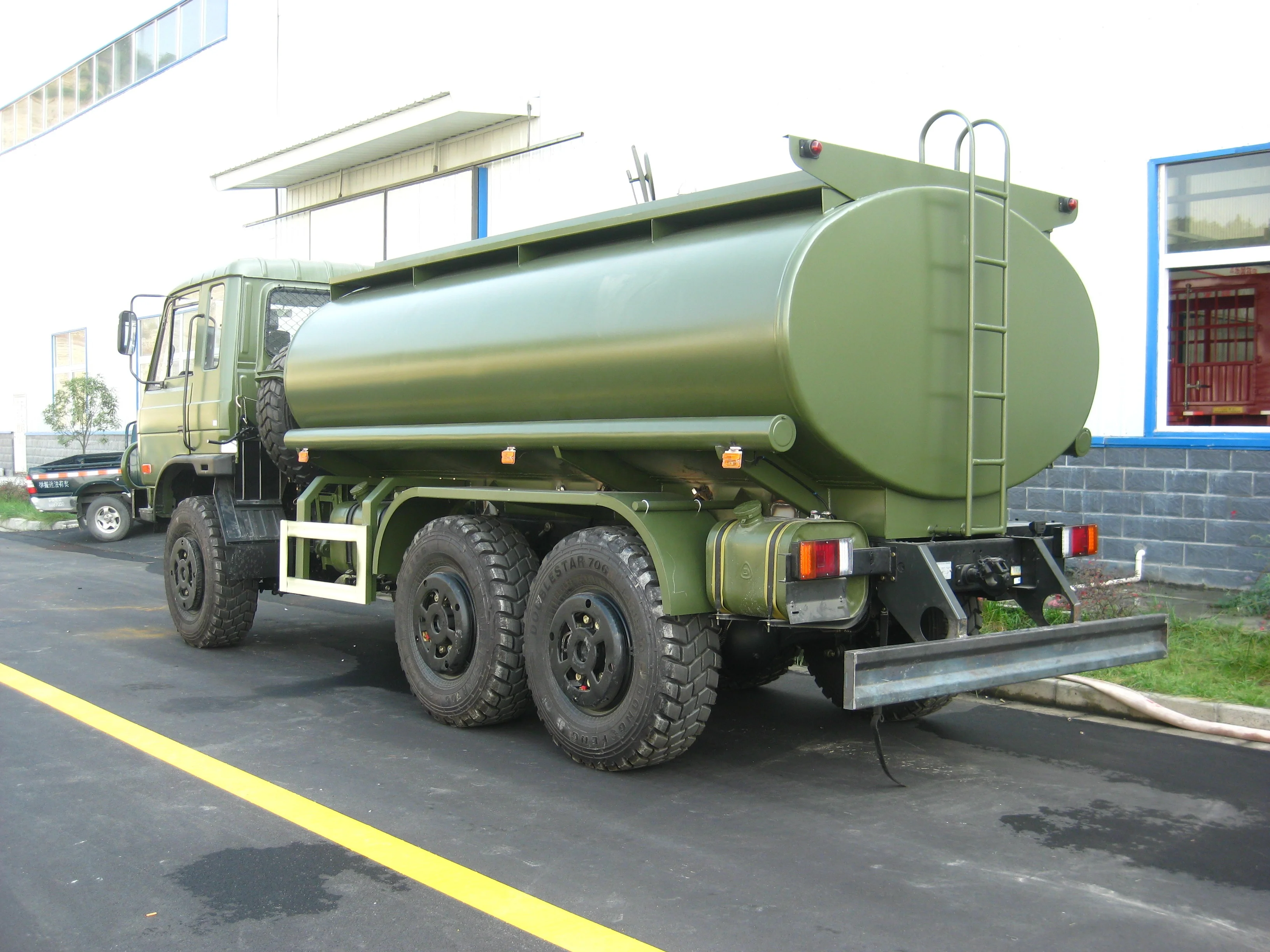 Китай Dongfeng 6x6 внедорожник 10 куб. М цистерна топливный бак грузовик для