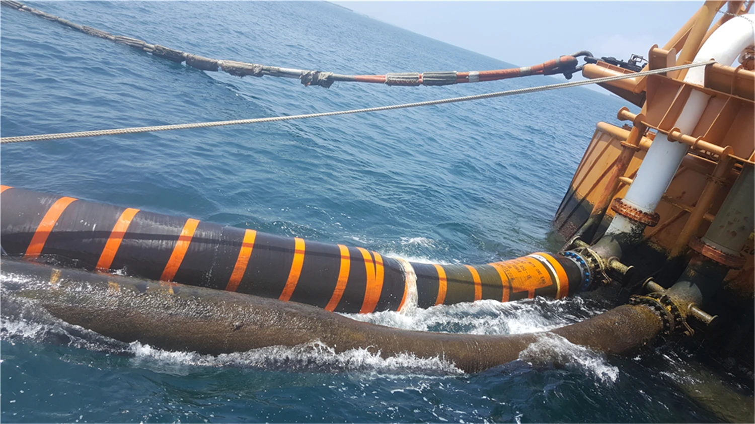 Single carcass hoses for ship to shore service which designed for the transfer of hydrocarbon fluids at jetties