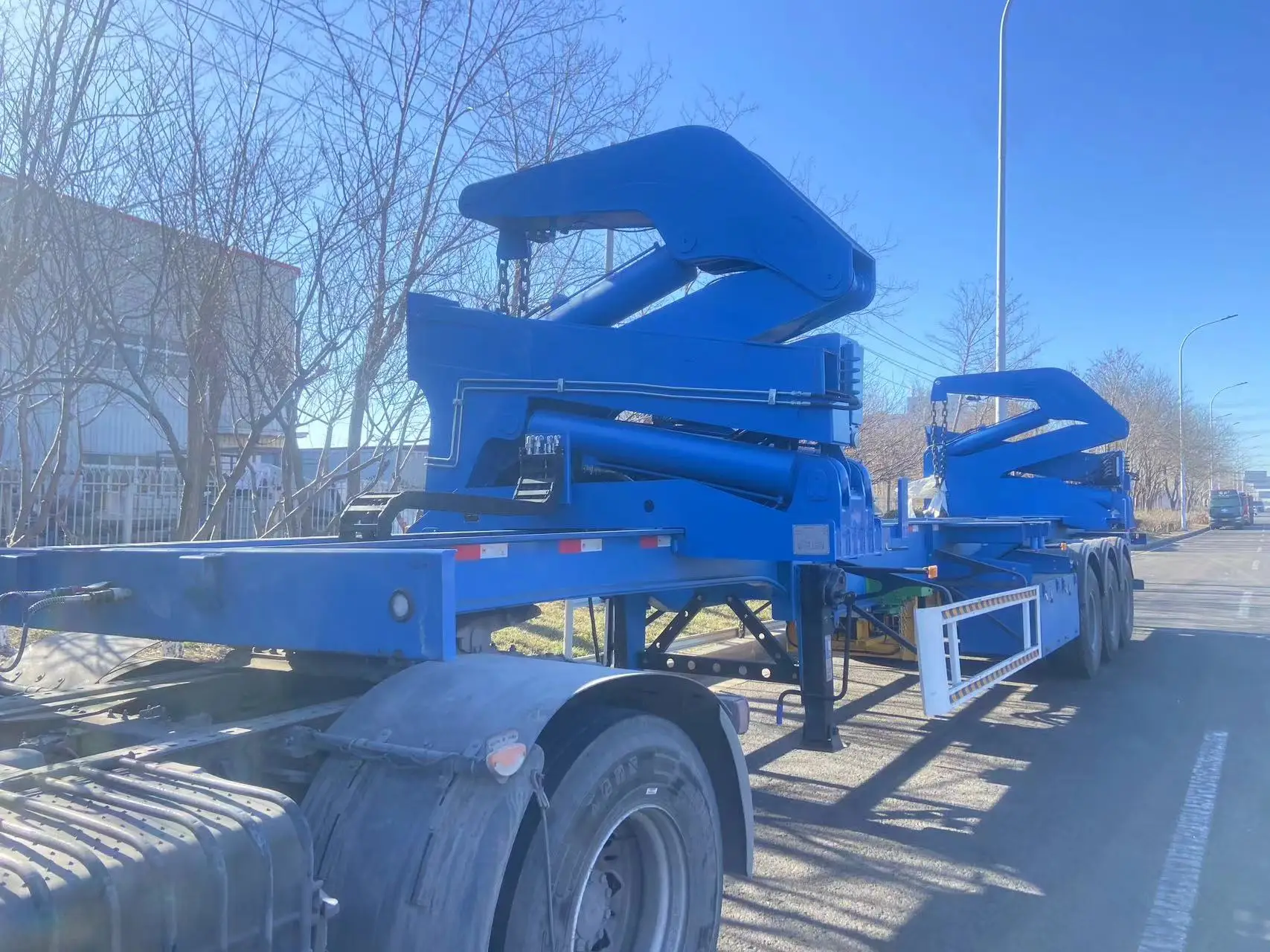 3 Axle 40ft Skeleton Semi Trailer Self Loader Container Trailer Side Lifter Container Truck Trailer With Crane