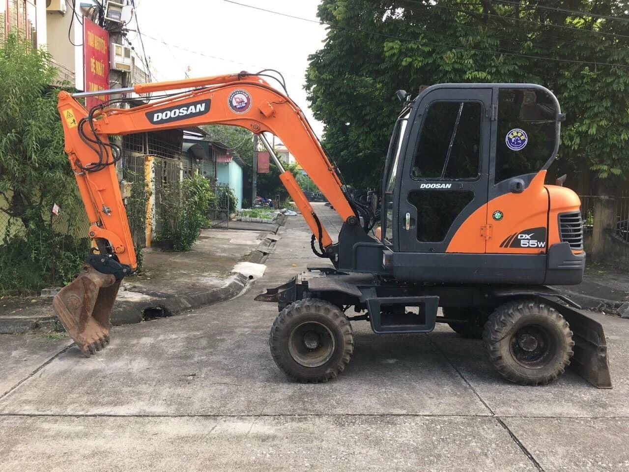 Дешевая цена 5 тонн б/у колесный экскаватор doosan dx55w мини модель dx55