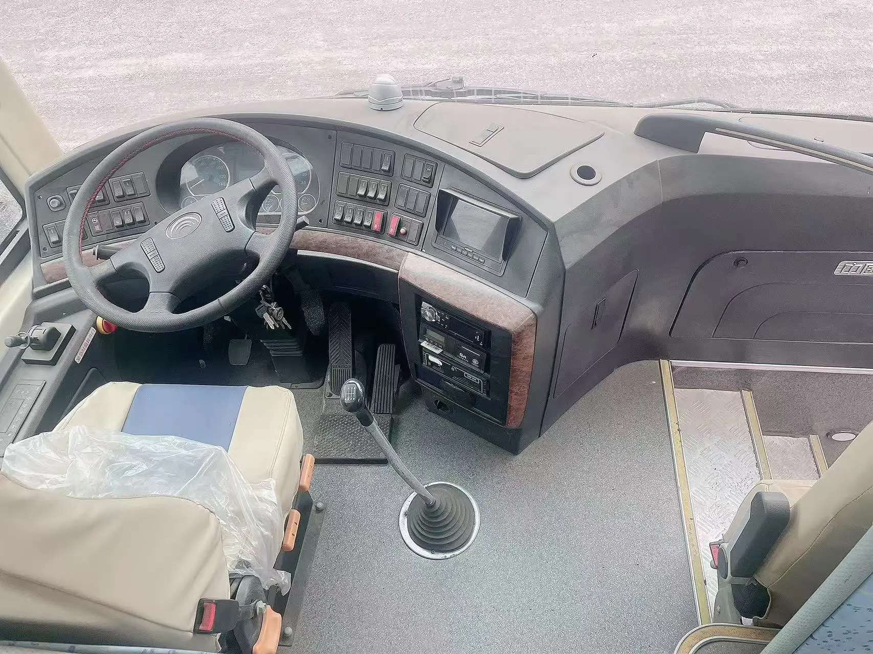 Hot Sale Luxury Coach Bus with 45-50 Passenger Seats Diesel Engine Euro 3 Emissions LHD Steering Used Bus Available at Low Price