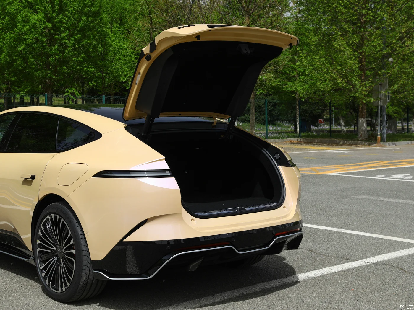 Electric Car Avatar 12 Single Dual Motor Edition 5 Seater EV Sedan Long Range Changan Avatr 12 New Energy Vehicles