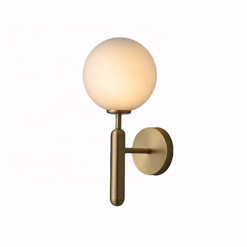 Настенная лампа из матового стекла и латуни