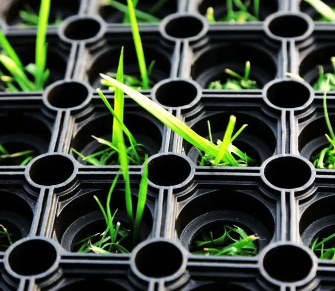 Outdoor Anti UV Rubber Grass Mats with Drainage Holes